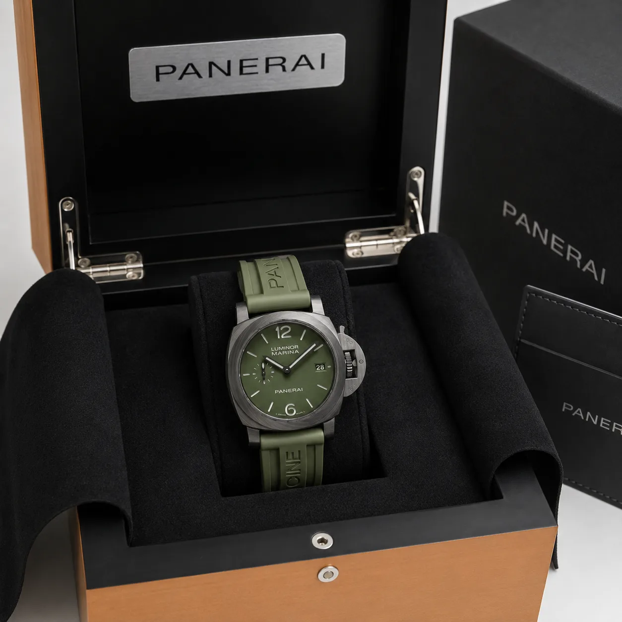 PANERAI 庐米诺系列 (Luminor Marina) PAM01526 Cal.900 Green Dial AI 头图 5 - 包装盒 [ai-shot:box-shot]