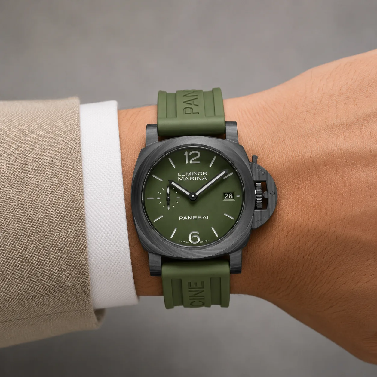 PANERAI 庐米诺系列 (Luminor Marina) PAM01526 Cal.900 Green Dial AI 头图 4 - 佩戴图 [ai-shot:wrist-shot]