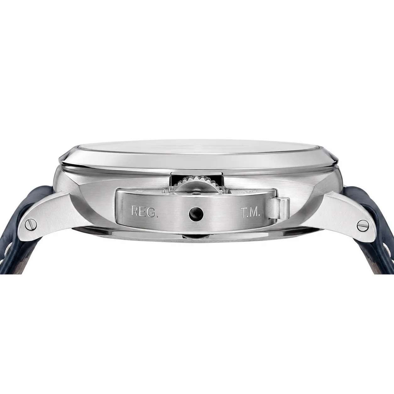 PANERAI 庐米诺系列 (Luminor Marina) PAM01313 Cal.9010 Blue Dial Steel Bezel AI 头图 2 - 侧面细节 [ai-shot:side-detail]