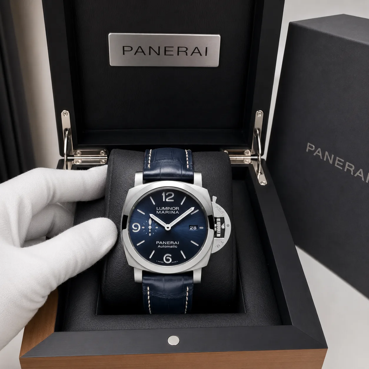 PANERAI 庐米诺系列 (Luminor Marina) PAM01313 Cal.9010 Blue Dial Steel Bezel AI 头图 5 - 包装盒 [ai-shot:box-shot]