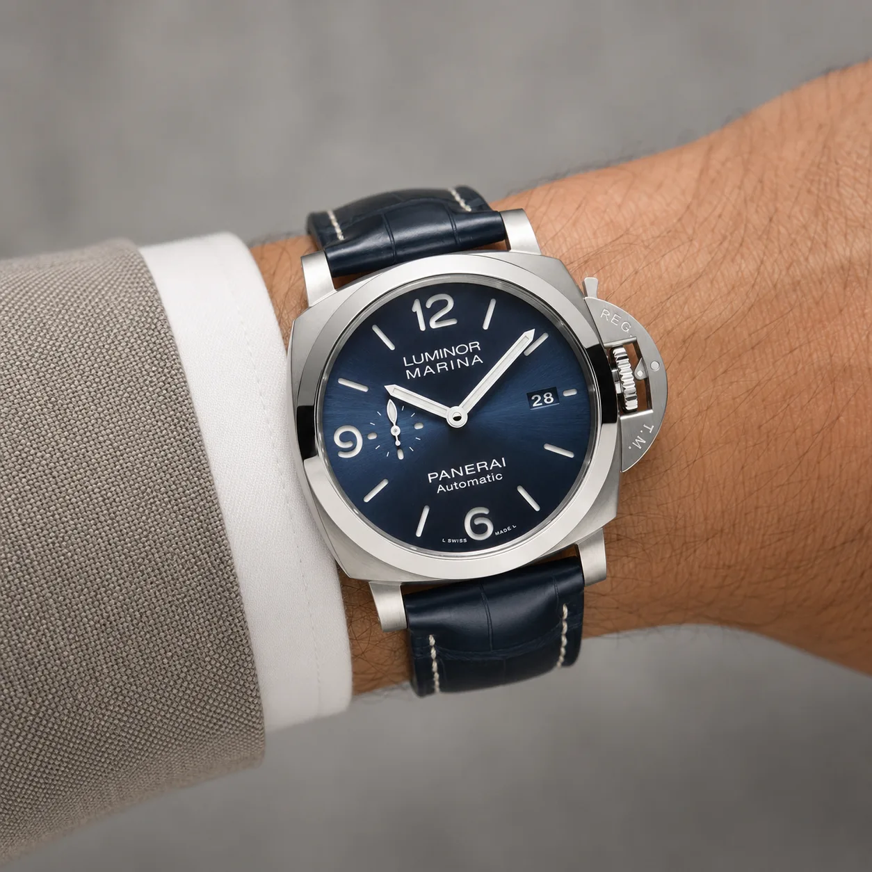 PANERAI 庐米诺系列 (Luminor Marina) PAM01313 Cal.9010 Blue Dial Steel Bezel AI 头图 4 - 佩戴图 [ai-shot:wrist-shot]