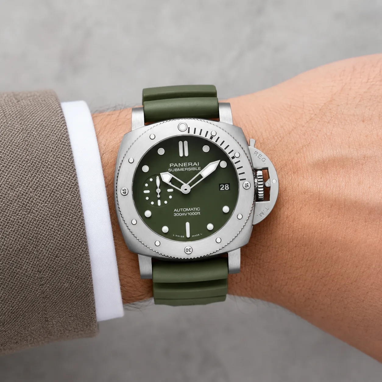 PANERAI 潜行系列 (Submersible) PAM01055 Cal.900 Green Dial AI 头图 4 - 佩戴图 [ai-shot:wrist-shot]