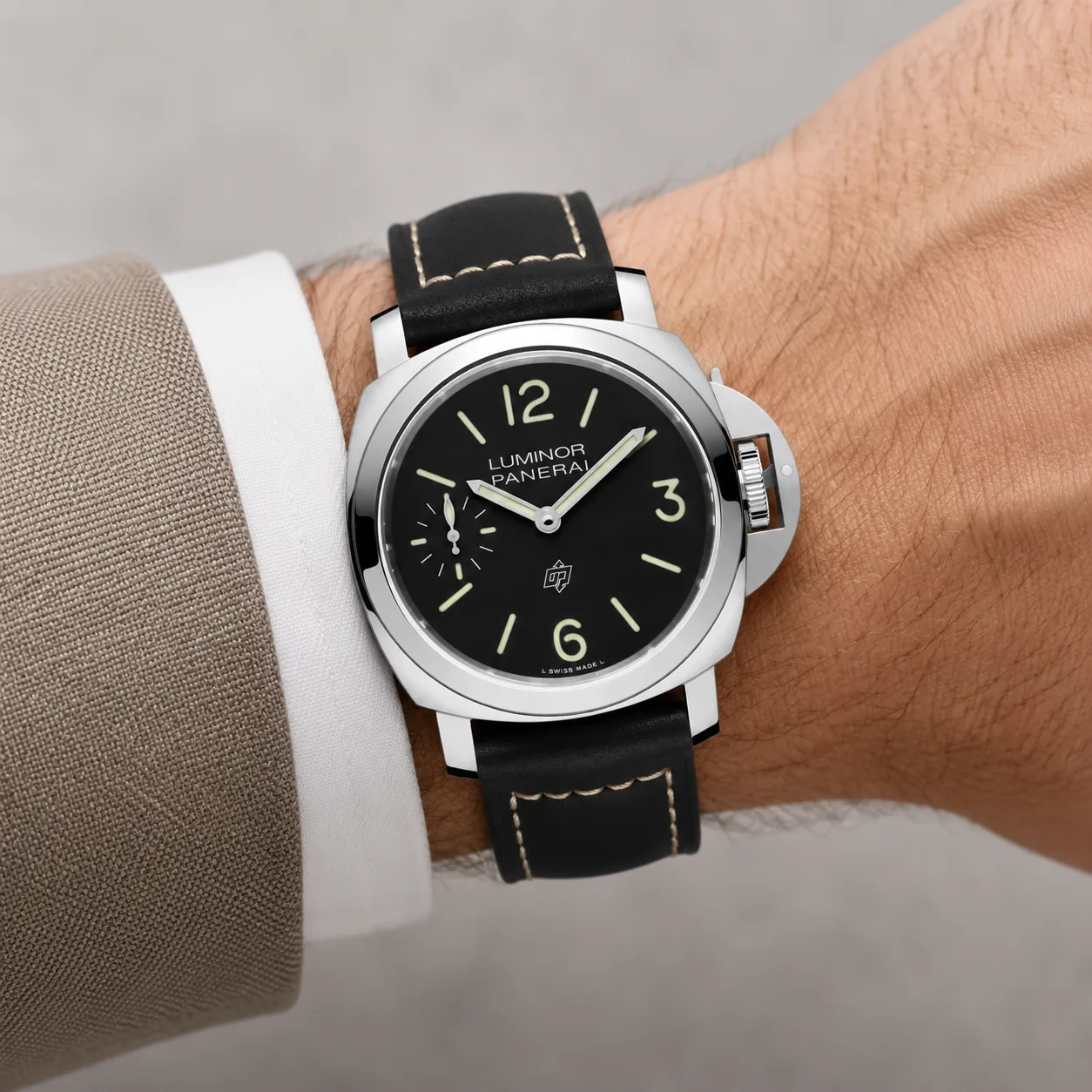 PANERAI 庐米诺系列 (Luminor) PAM01084 Cal.6000 Black Dial Steel Bezel AI 头图 4 - 佩戴图 [ai-shot:wrist-shot]