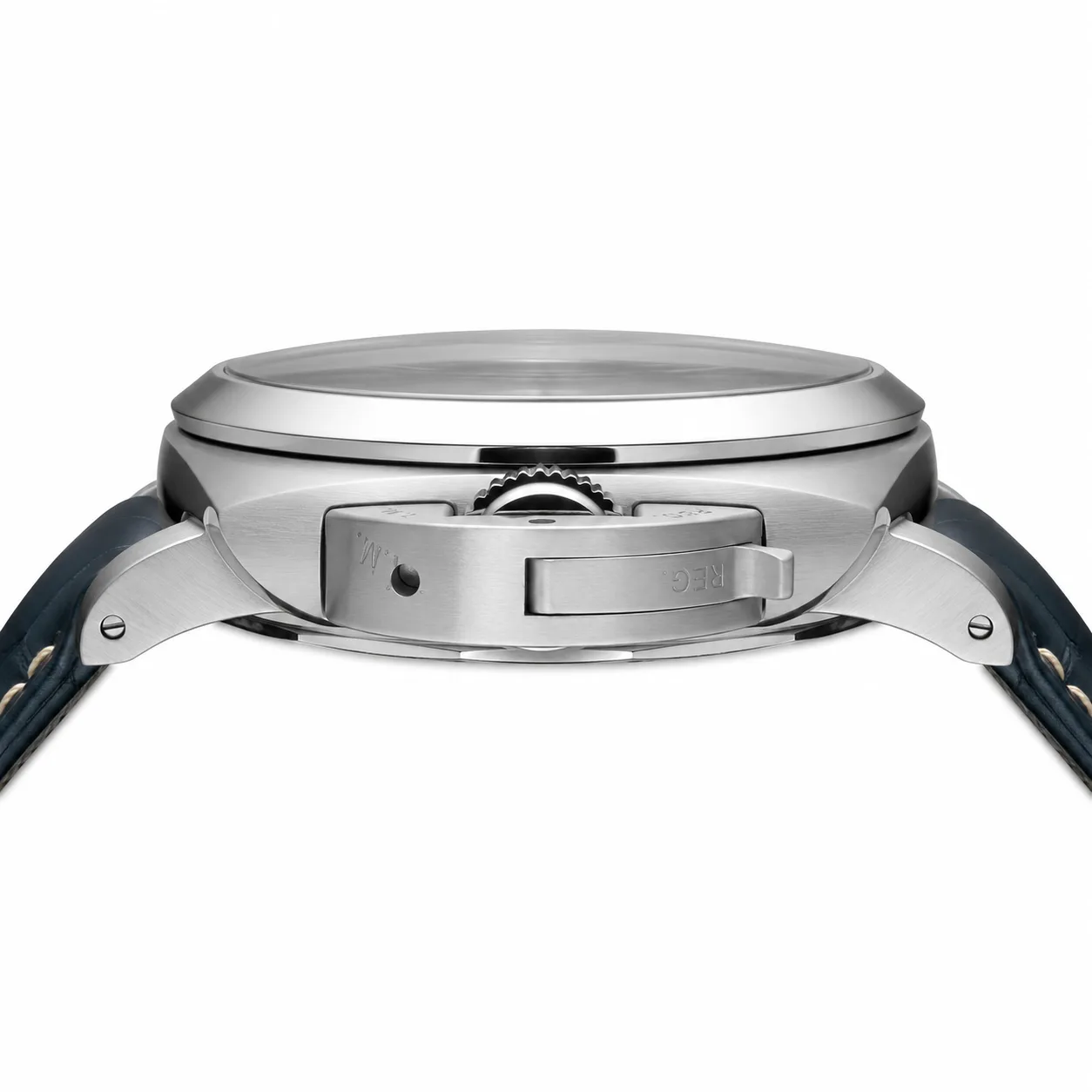 PANERAI 庐米诺系列 (Luminor Marina) PAM03313 Cal.980 Blue Dial Steel Bezel AI 头图 2 - 侧面细节 [ai-shot:side-detail]