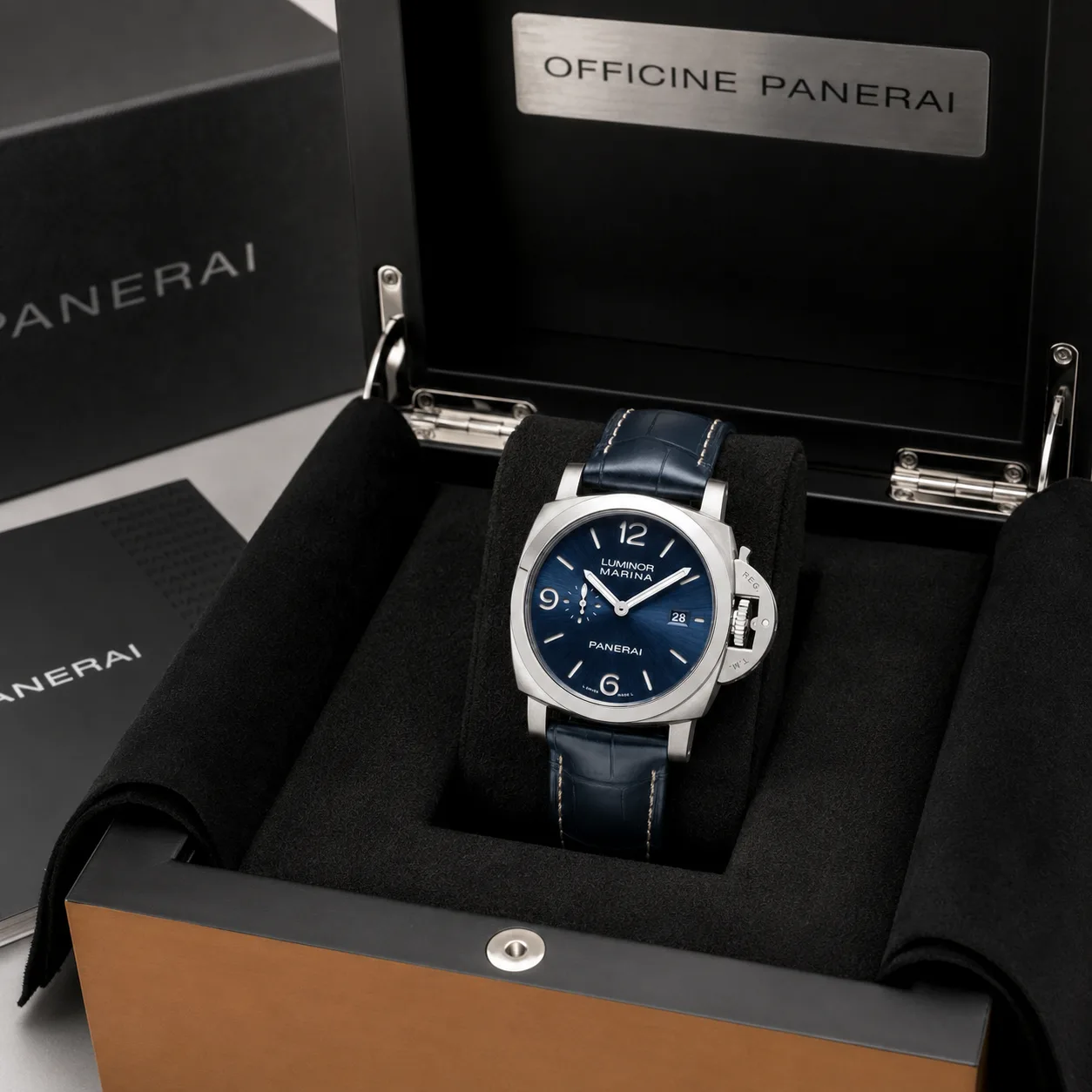 PANERAI 庐米诺系列 (Luminor Marina) PAM03313 Cal.980 Blue Dial Steel Bezel AI 头图 5 - 包装盒 [ai-shot:box-shot]