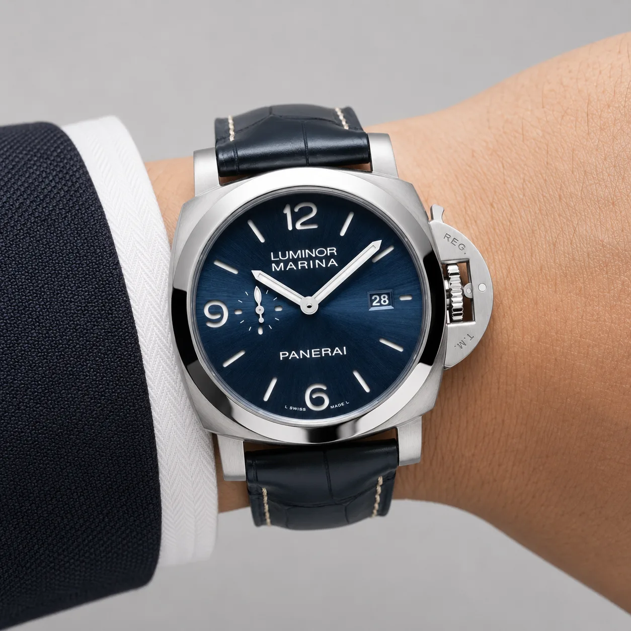 PANERAI 庐米诺系列 (Luminor Marina) PAM03313 Cal.980 Blue Dial Steel Bezel AI 头图 4 - 佩戴图 [ai-shot:wrist-shot]