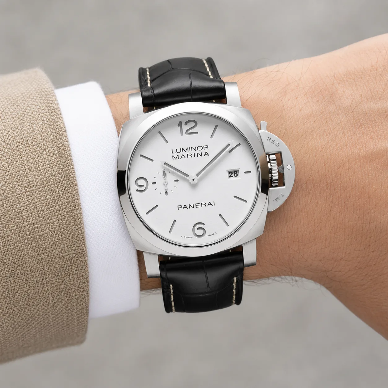 PANERAI 庐米诺系列 (Luminor Marina) PAM03314 Cal.980 White Dial Steel Bezel AI 头图 4 - 佩戴图 [ai-shot:wrist-shot]