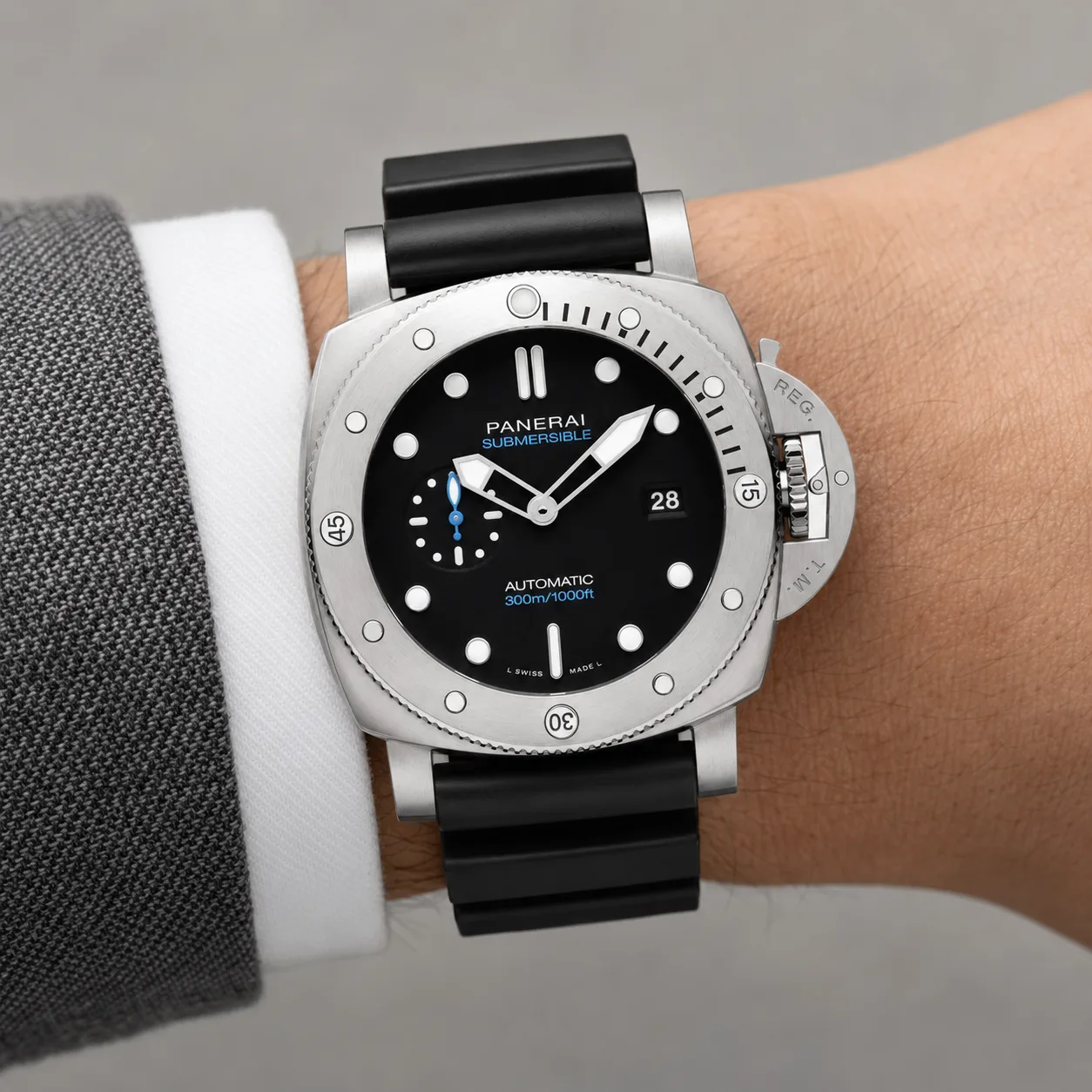PANERAI 潜行系列 (Submersible) PAM01229 Cal.900 Black Dial AI 头图 4 - 佩戴图 [ai-shot:wrist-shot]