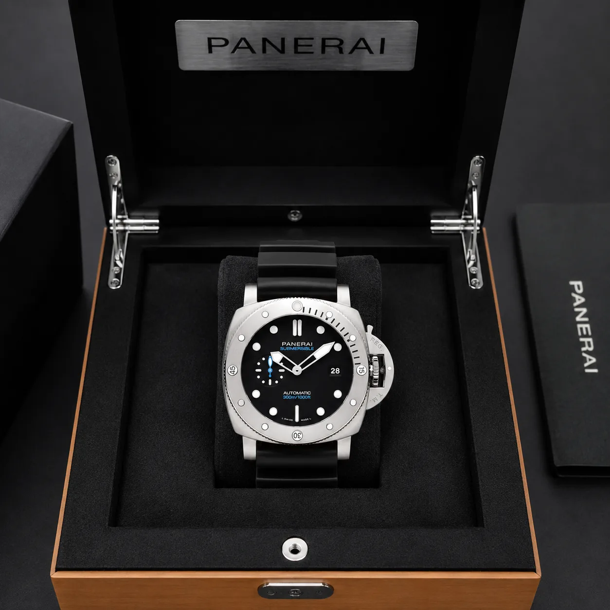 PANERAI 潜行系列 (Submersible) PAM01229 Cal.900 Black Dial AI 头图 5 - 包装盒 [ai-shot:box-shot]