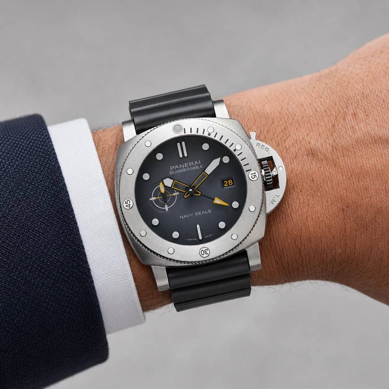 PANERAI 潜行系列 (Submersible) PAM01323 Cal.900 D-Blue Dial Steel Bezel AI 头图 4 - 佩戴图 [ai-shot:wrist-shot]