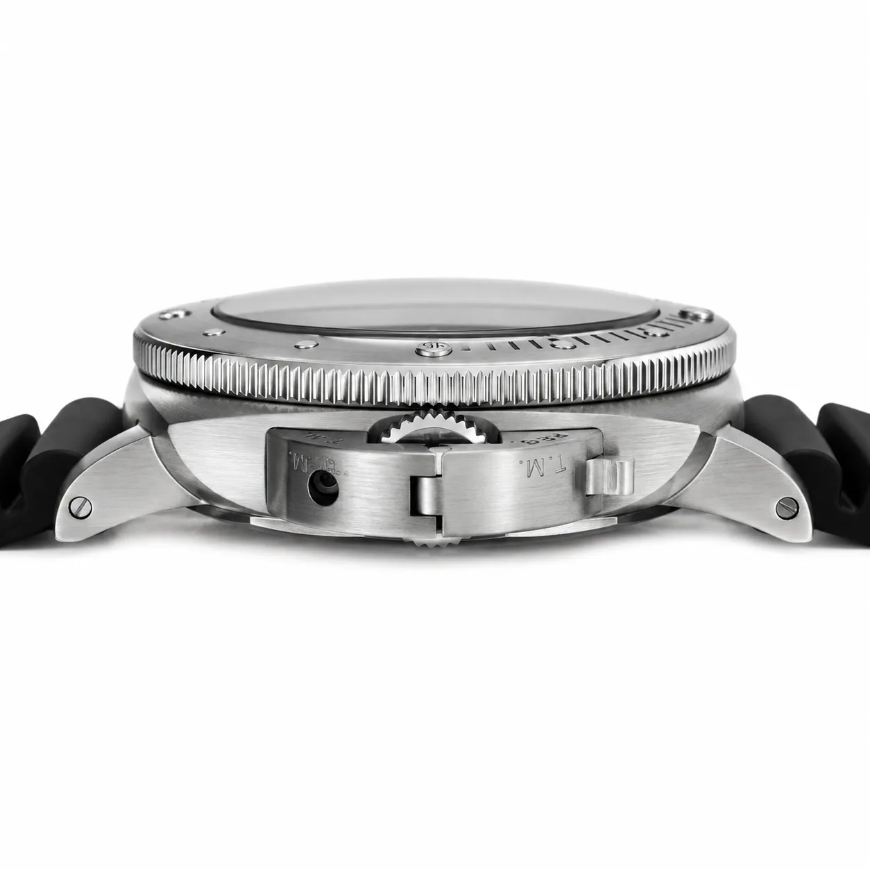PANERAI 潜行系列 (Submersible) PAM02305 Cal.9010 Black Dial AI 头图 2 - 侧面细节 [ai-shot:side-detail]