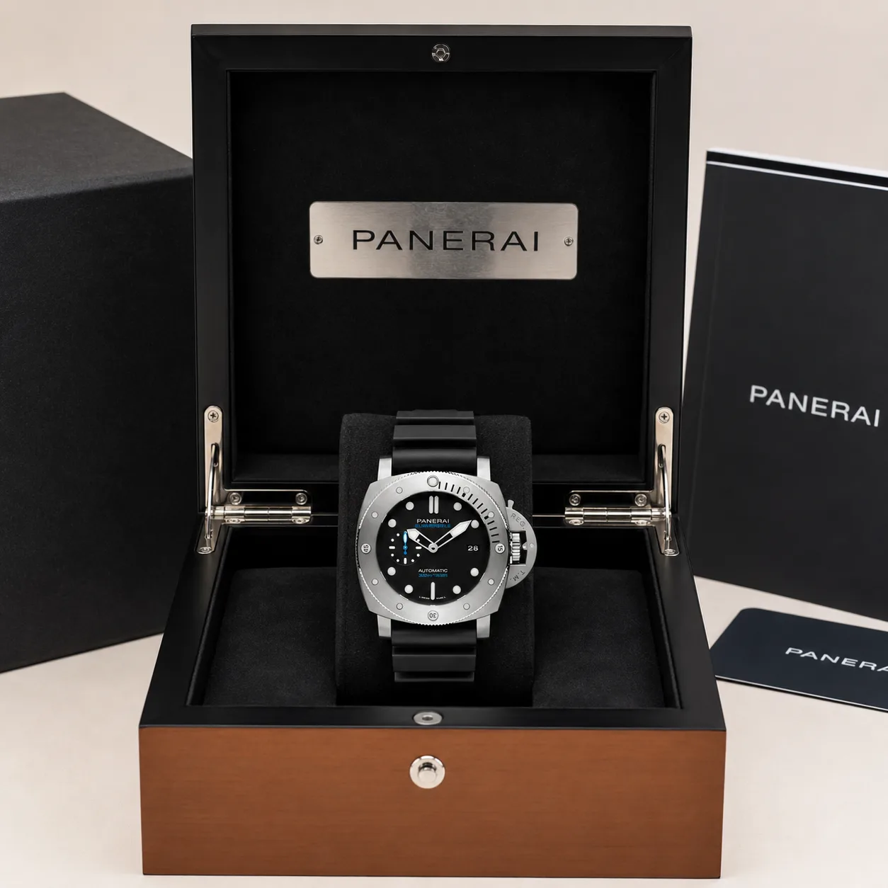 PANERAI 潜行系列 (Submersible) PAM02305 Cal.9010 Black Dial AI 头图 5 - 包装盒 [ai-shot:box-shot]