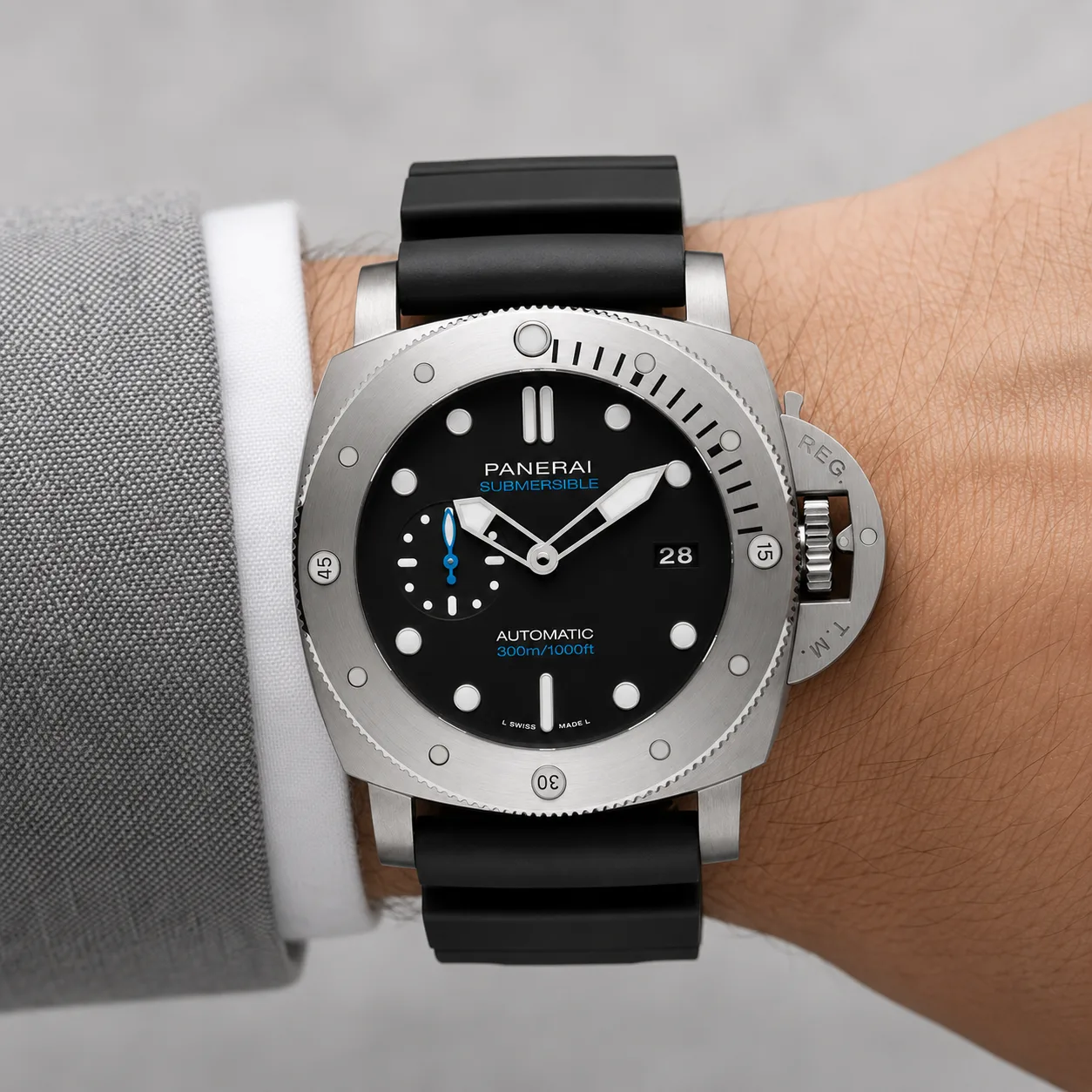 PANERAI 潜行系列 (Submersible) PAM02305 Cal.9010 Black Dial AI 头图 4 - 佩戴图 [ai-shot:wrist-shot]