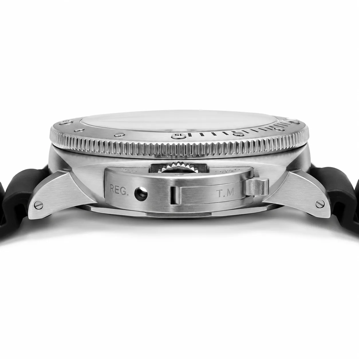 PANERAI 潜行系列 (Submersible) PAM02223 Cal.900 White Dial Steel Bezel AI 头图 2 - 侧面细节 [ai-shot:side-detail]