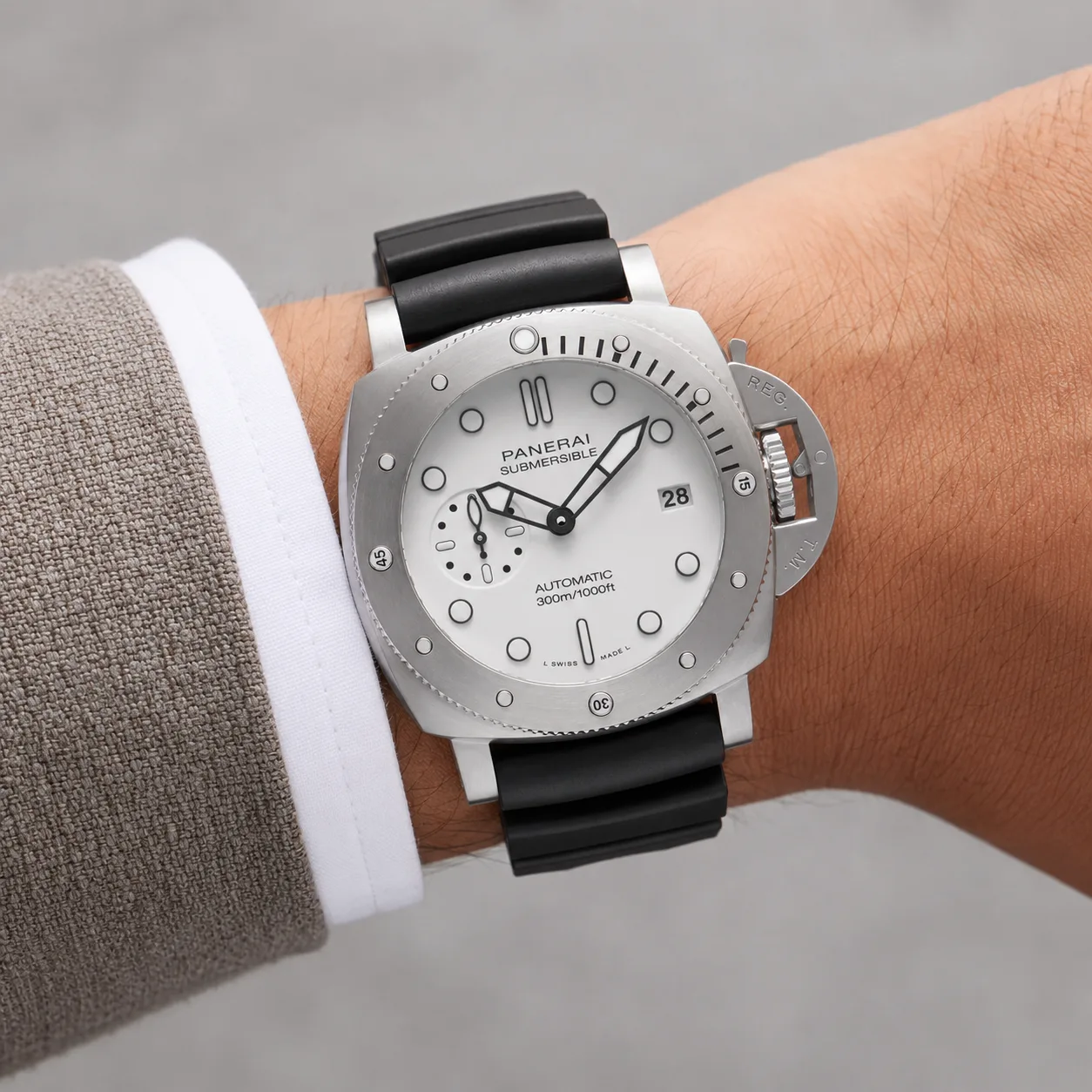 PANERAI 潜行系列 (Submersible) PAM02223 Cal.900 White Dial Steel Bezel AI 头图 4 - 佩戴图 [ai-shot:wrist-shot]