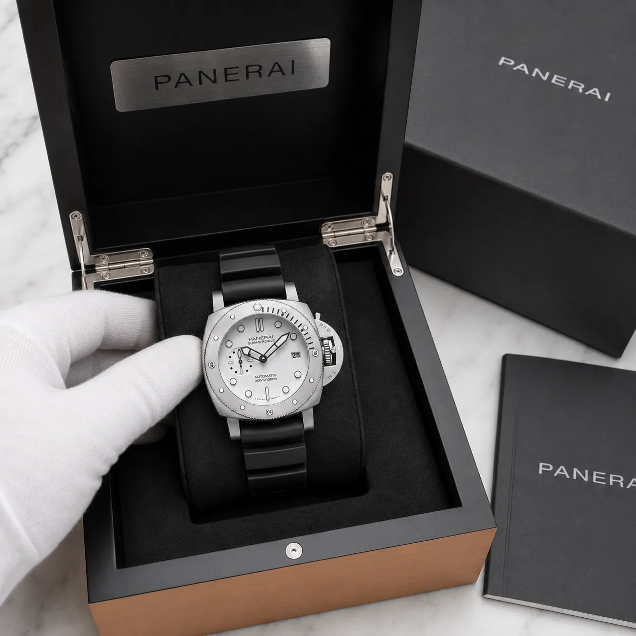 PANERAI 潜行系列 (Submersible) PAM02223 Cal.900 White Dial Steel Bezel AI 头图 5 - 包装盒 [ai-shot:box-shot]