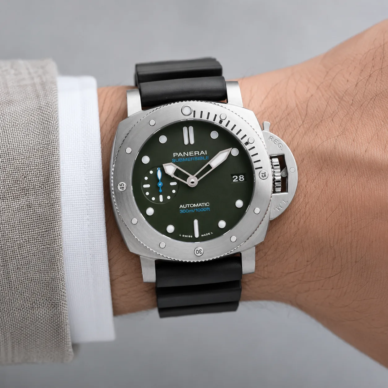 PANERAI 潜行系列 (Submersible) PAM02973 Cal.900 Green Dial Steel Bezel AI 头图 4 - 佩戴图 [ai-shot:wrist-shot]