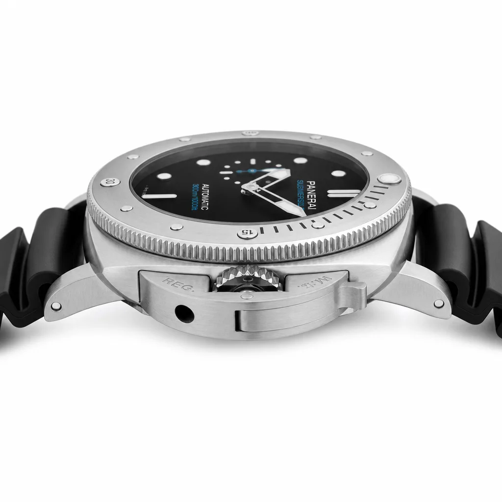 PANERAI 潜行系列 (Submersible) PAM02973 Cal.900 Green Dial Steel Bezel AI 头图 2 - 侧面细节 [ai-shot:side-detail]