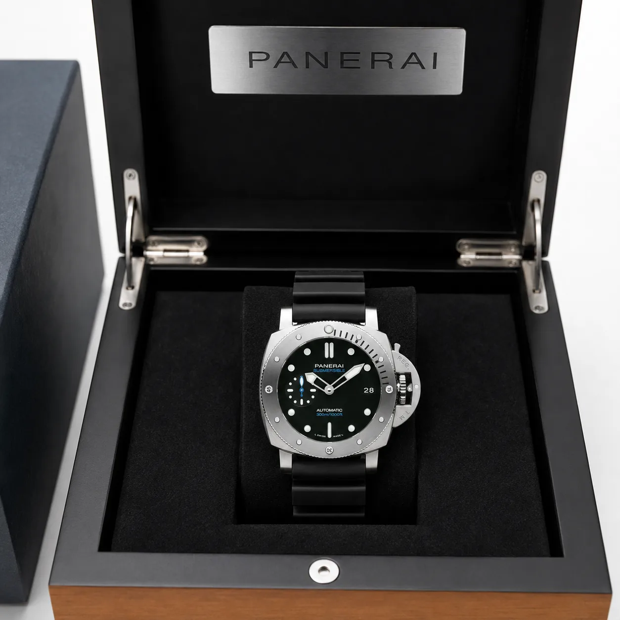 PANERAI 潜行系列 (Submersible) PAM02973 Cal.900 Green Dial Steel Bezel AI 头图 5 - 包装盒 [ai-shot:box-shot]