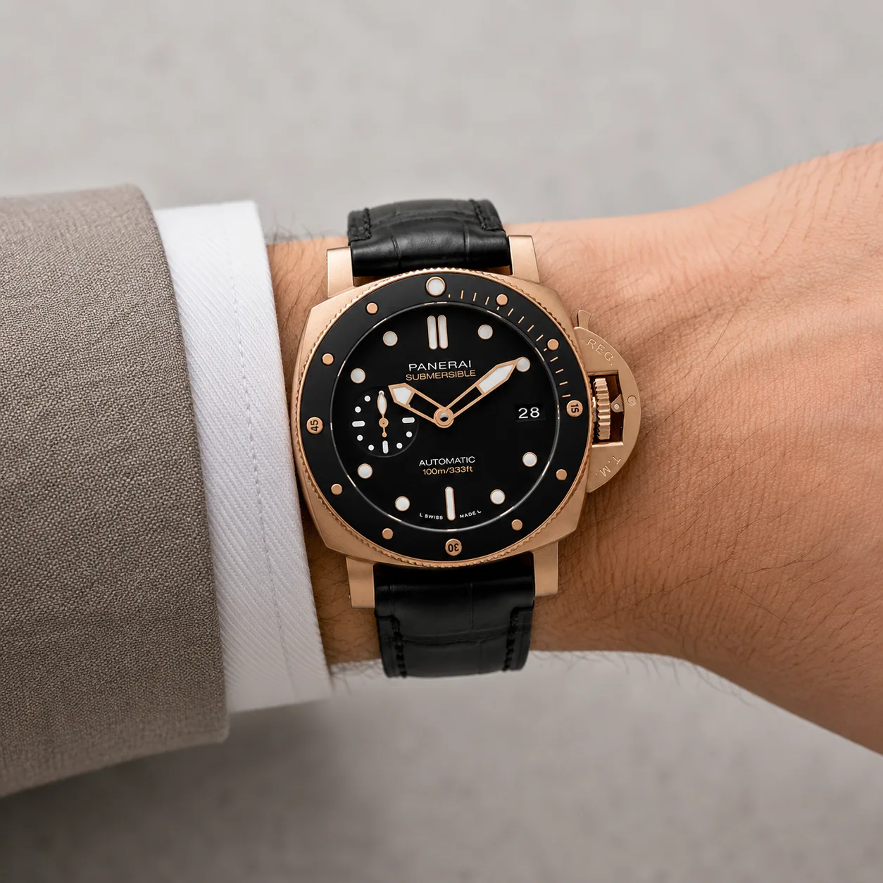 PANERAI 潜行系列 (Submersible) PAM00974 OPXXXIV自动上链机械机芯 Black Dial Black Bezel AI 头图 4 - 佩戴图 [ai-shot:wrist-shot]