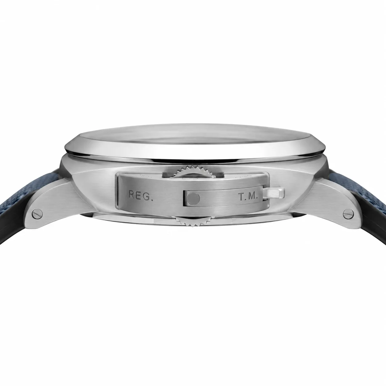 PANERAI 庐米诺系列 (Luminor) PAM01404 Cal.900 Steel Bezel AI 头图 2 - 侧面细节 [ai-shot:side-detail]