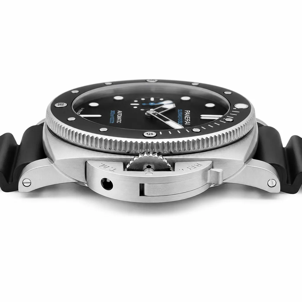 PANERAI 潜行系列 (Submersible) PAM02683 Cal.900 Black Dial Steel Bezel AI 头图 2 - 侧面细节 [ai-shot:side-detail]