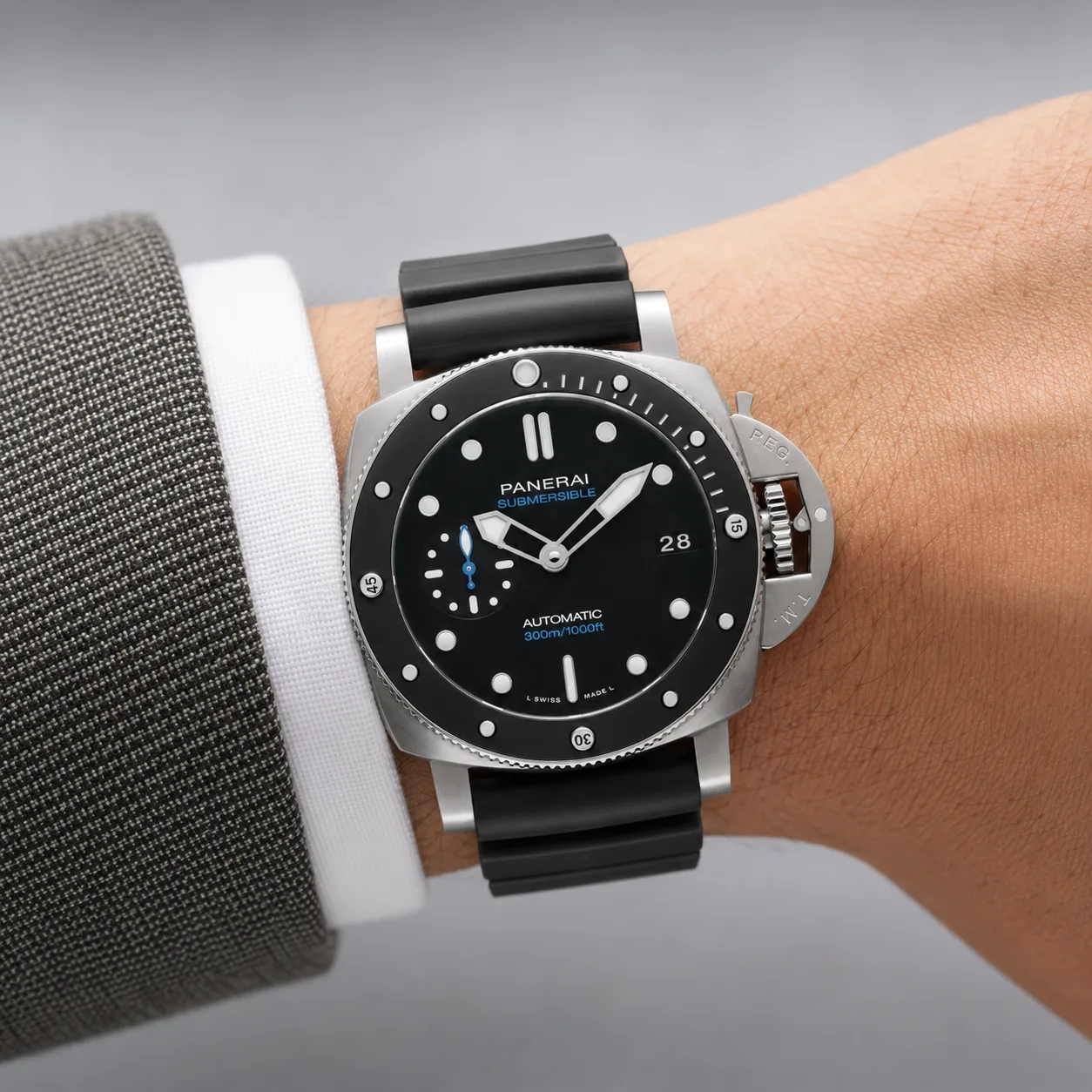PANERAI 潜行系列 (Submersible) PAM02683 Cal.900 Black Dial Steel Bezel AI 头图 4 - 佩戴图 [ai-shot:wrist-shot]