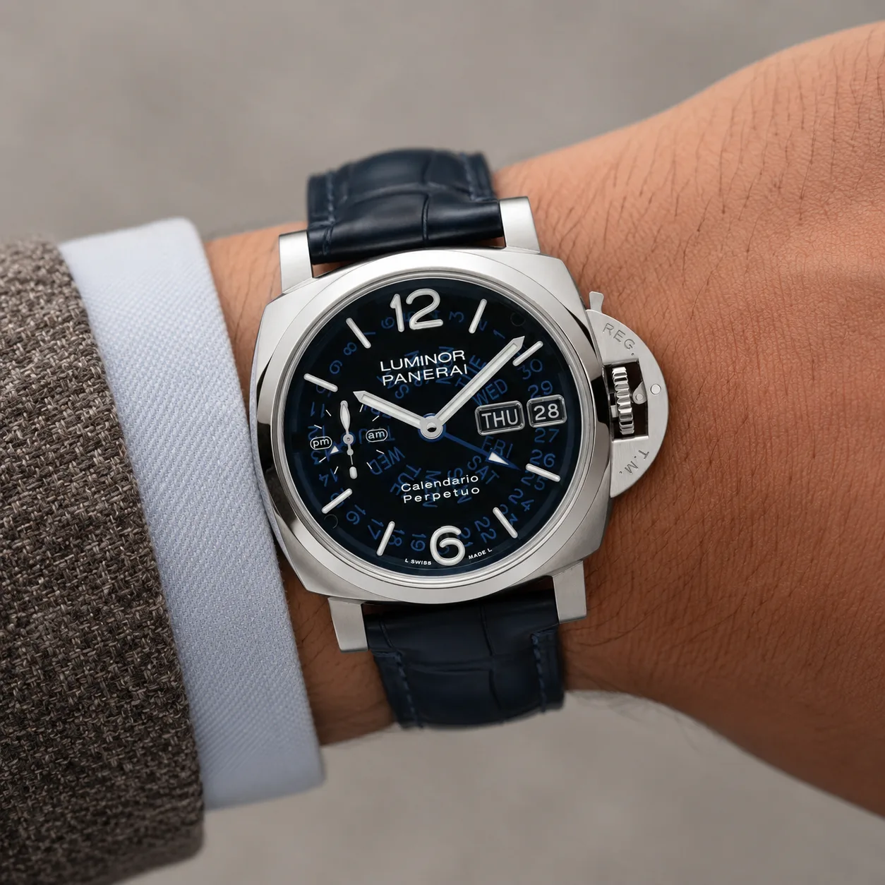 PANERAI 庐米诺系列 (Luminor) PAM01575 Cal.4100 D-Blue Dial AI 头图 4 - 佩戴图 [ai-shot:wrist-shot]