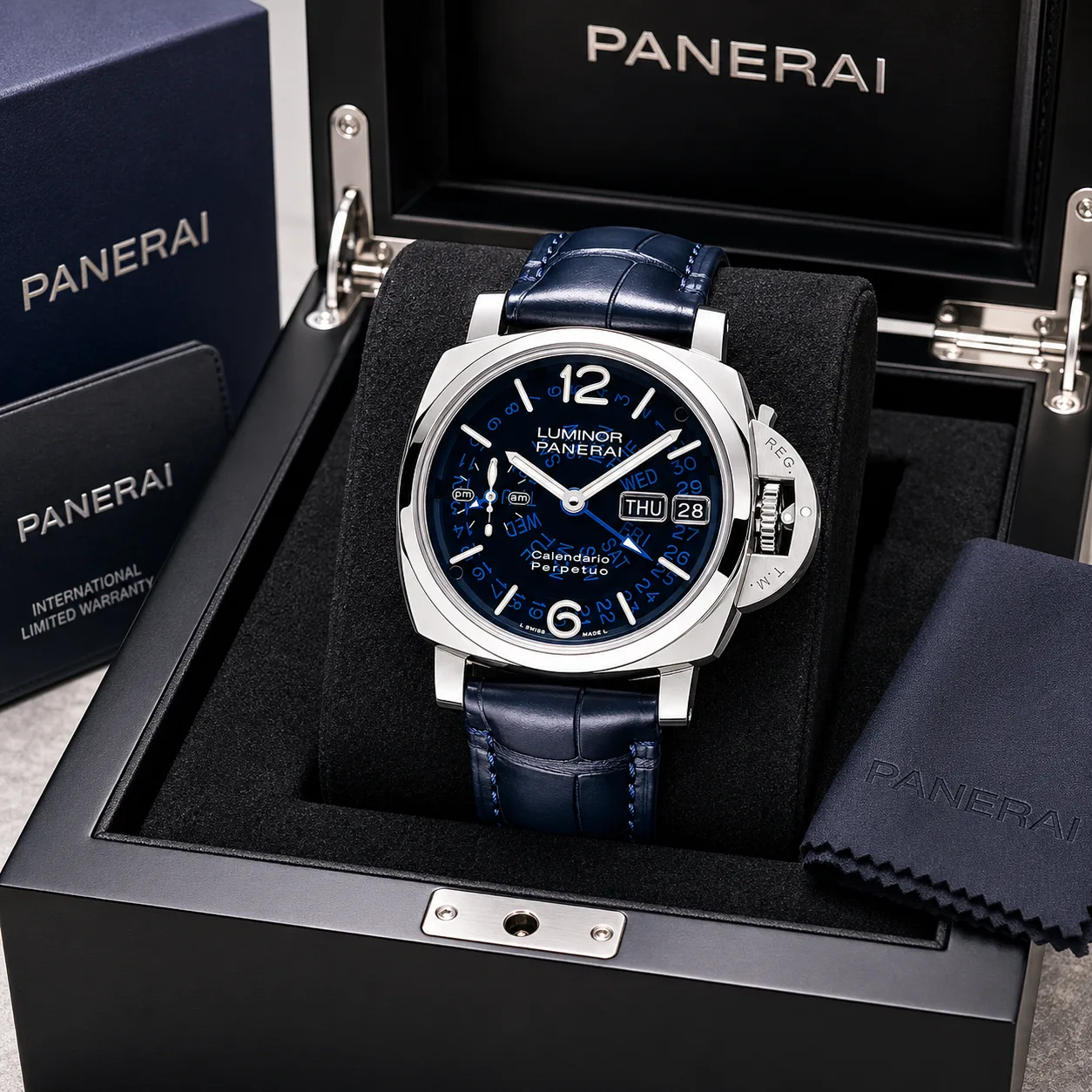 PANERAI 庐米诺系列 (Luminor) PAM01575 Cal.4100 D-Blue Dial AI 头图 5 - 包装盒 [ai-shot:box-shot]
