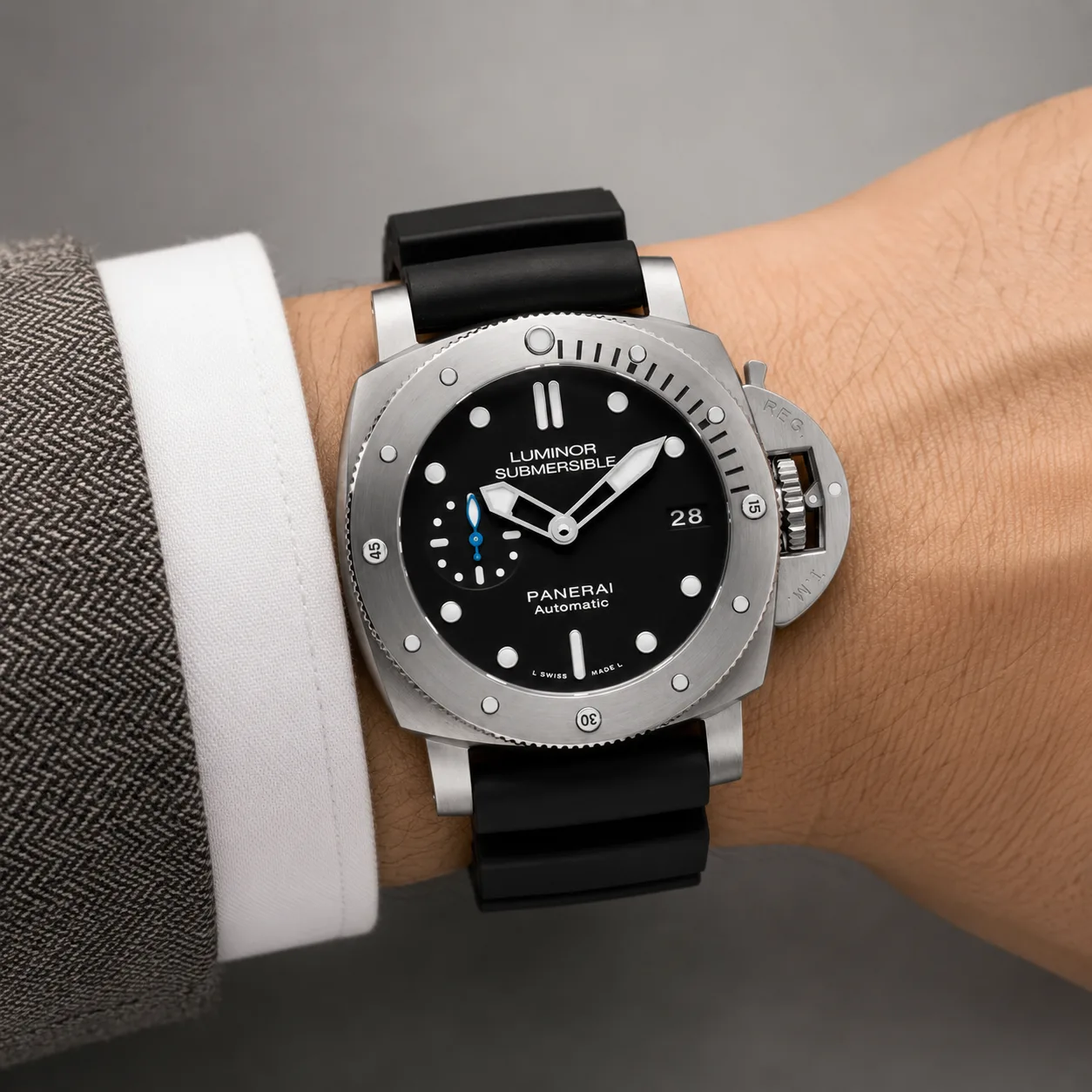PANERAI 潜行系列 (Submersible) PAM00682 Cal.9010 Black Dial Black Bezel AI 头图 4 - 佩戴图 [ai-shot:wrist-shot]