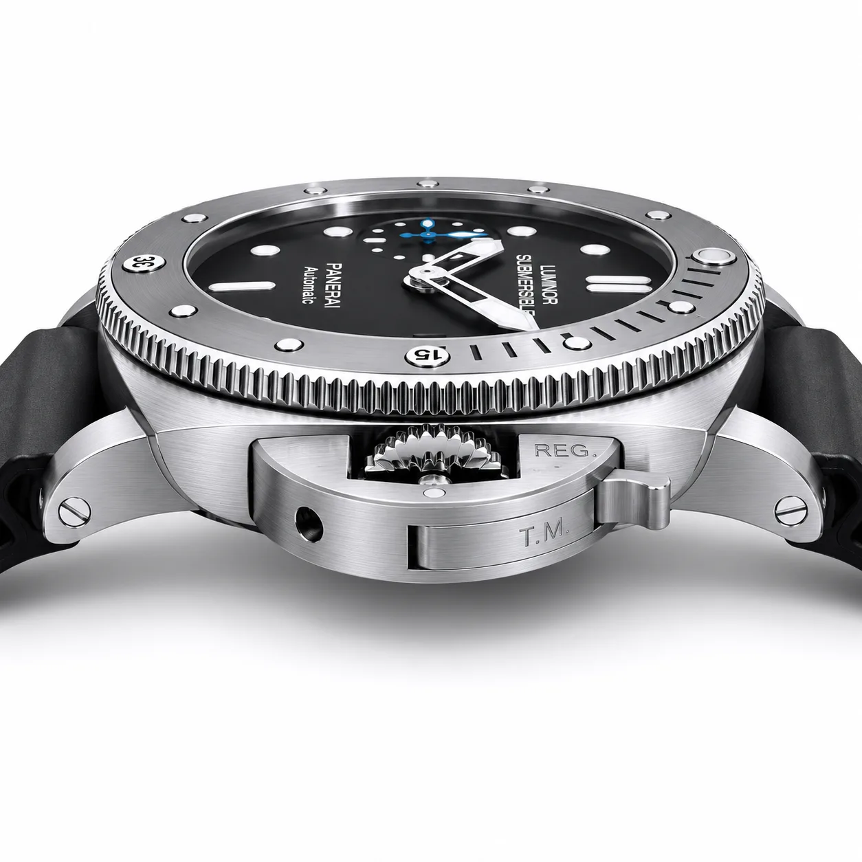 PANERAI 潜行系列 (Submersible) PAM00682 Cal.9010 Black Dial Black Bezel AI 头图 2 - 侧面细节 [ai-shot:side-detail]