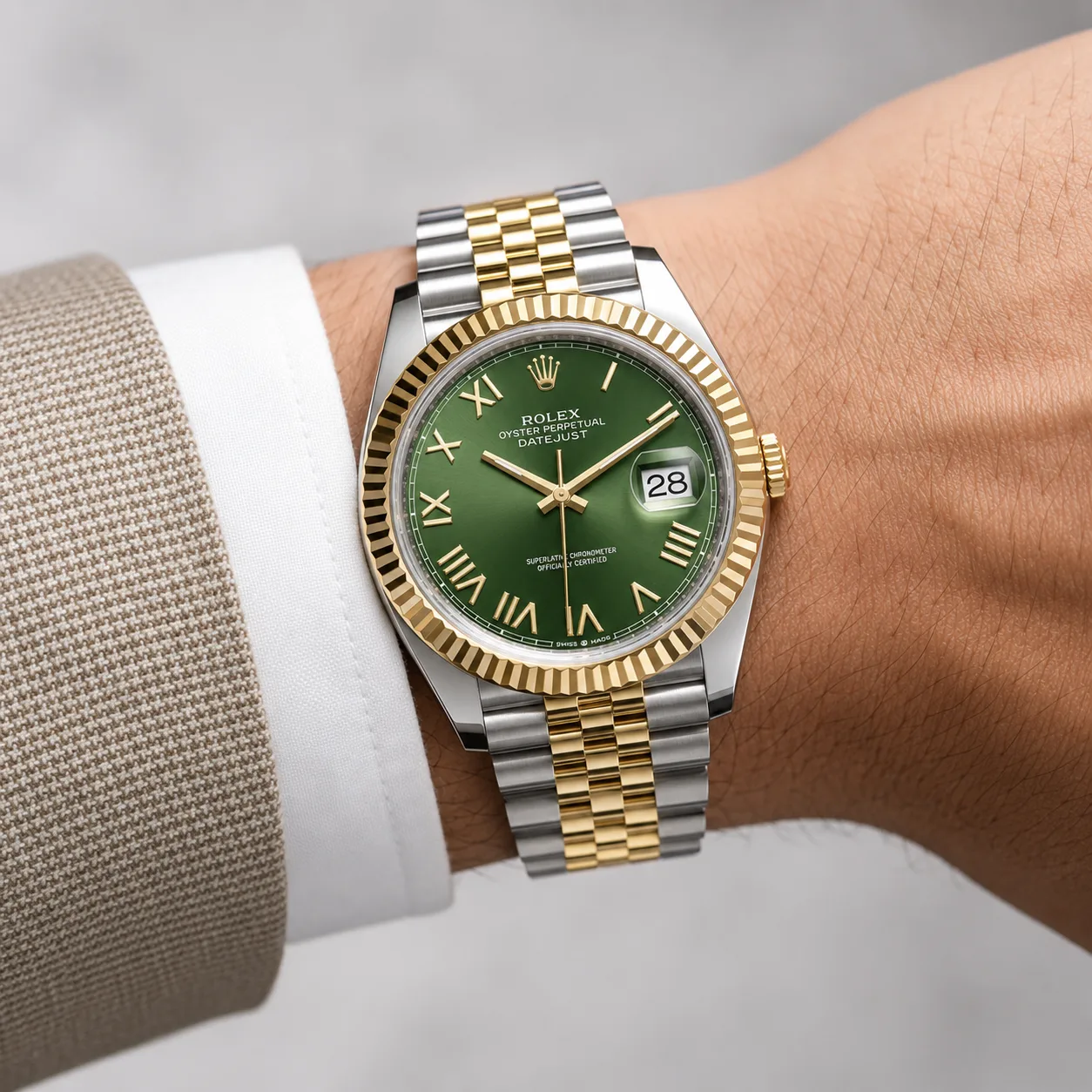 Rolex Datejust m126233-0024 41mm Green Dial Yellow Gold Fluted Bezel 904L Stainless Steel and 18K Yellow Gold AI 头图 4 - 佩戴图 [ai-shot:wrist-shot]