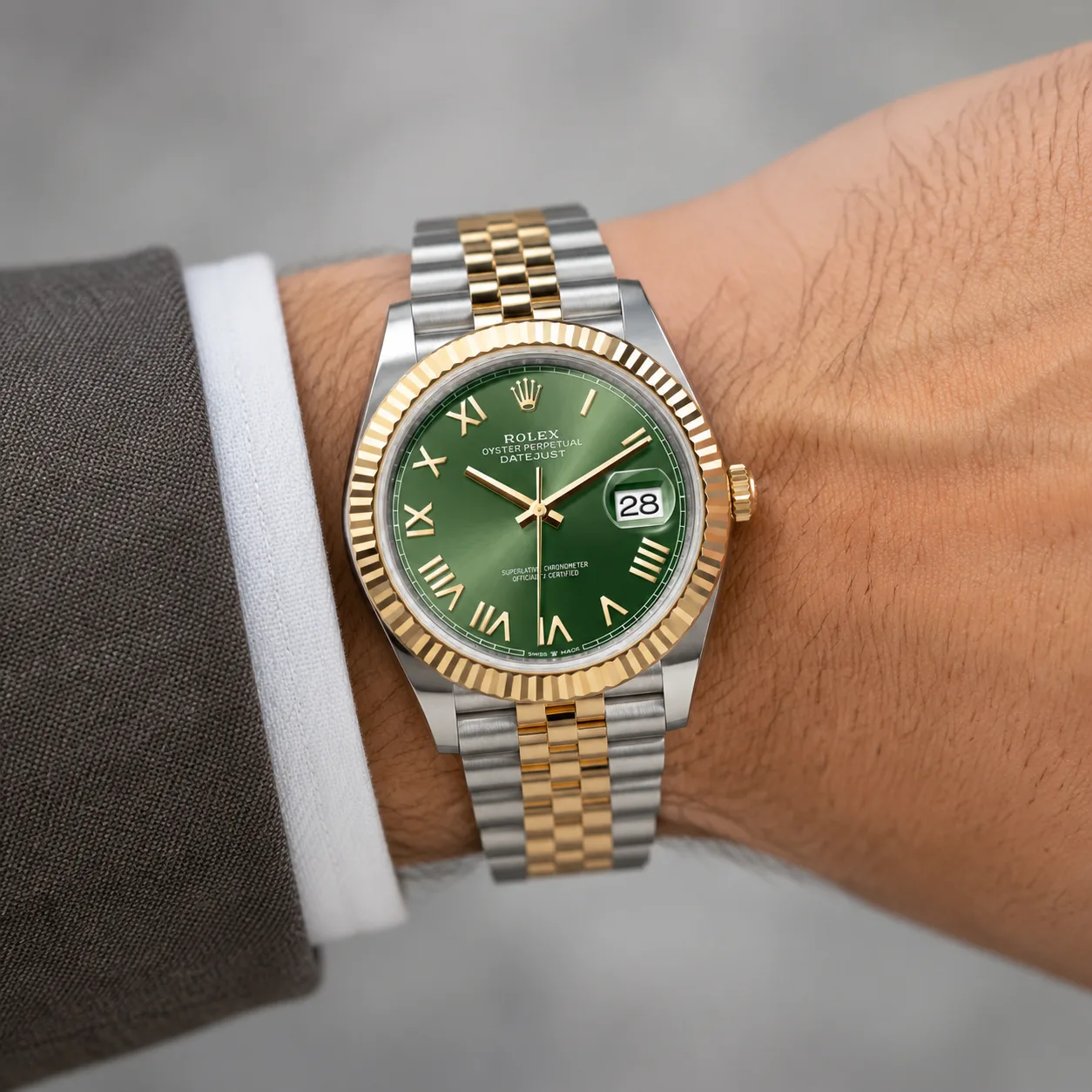 Rolex Datejust m126333-0024 41mm Cal.3235 / 18K 904L Stainless Steel and 18K Yellow Gold AI 头图 4 - 佩戴图 [ai-shot:wrist-shot]