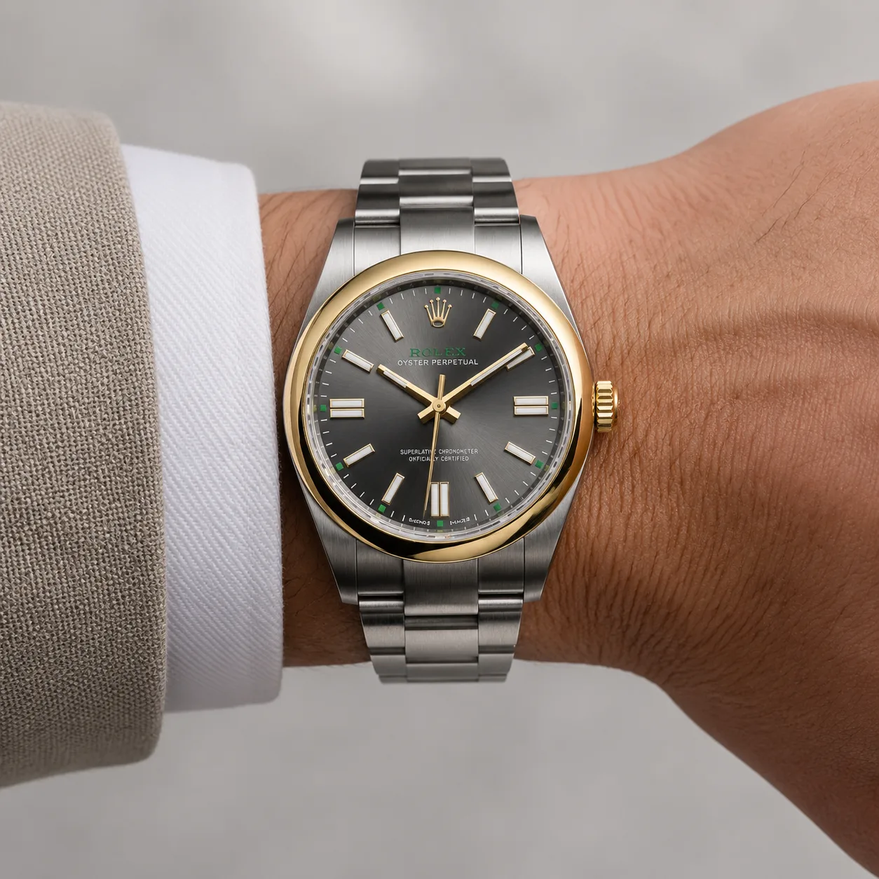 Rolex Oyster Perpetual m134303-0001 41mm Grey Dial 18K Yellow Gold Bezel 904L Stainless Steel and 18K Yellow Gold AI 头图 4 - 佩戴图 [ai-shot:wrist-shot]