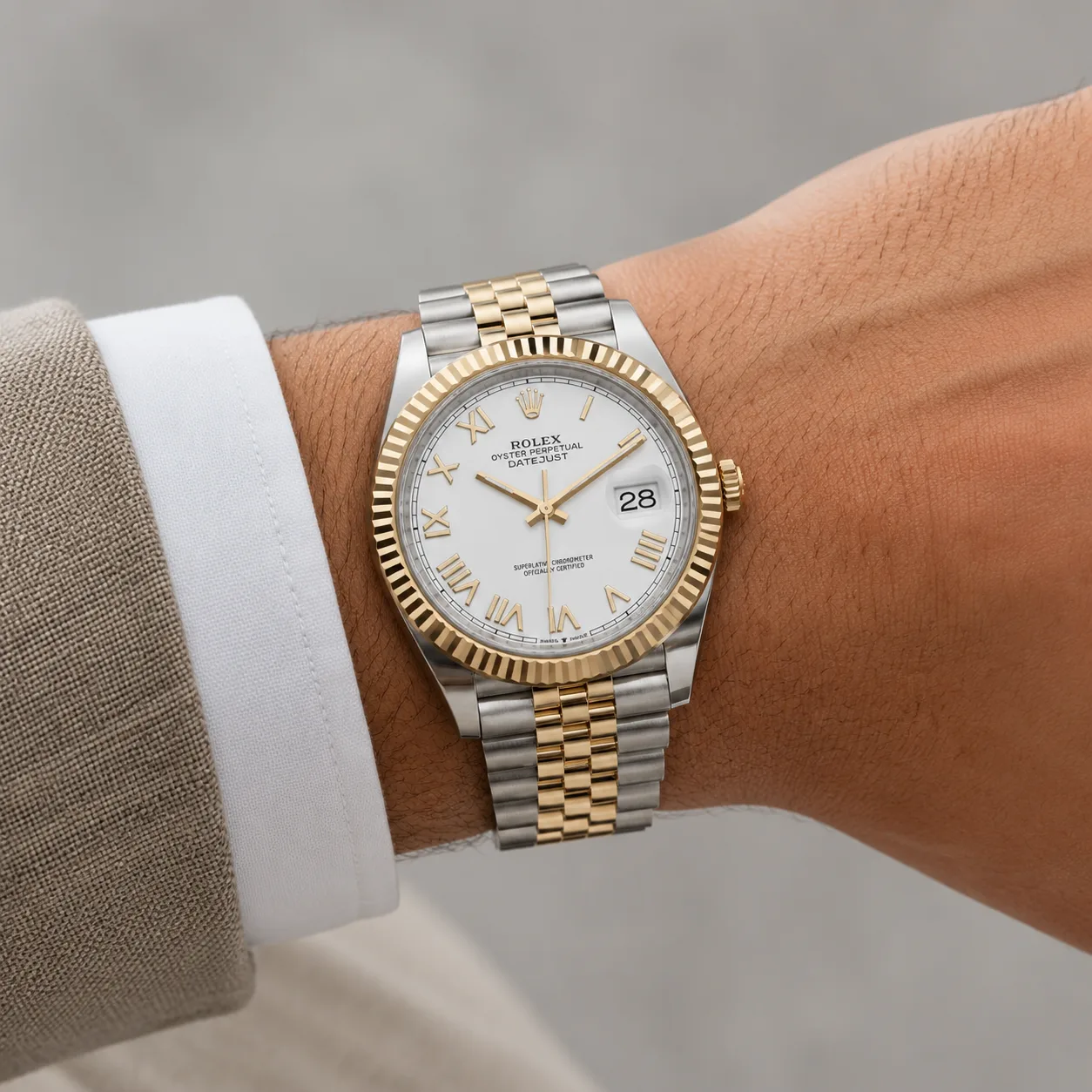 Rolex Datejust m126233-0026 41mm White Dial Yellow Gold Fluted Bezel 904L Stainless Steel and 18K Yellow Gold AI 头图 4 - 佩戴图 [ai-shot:wrist-shot]