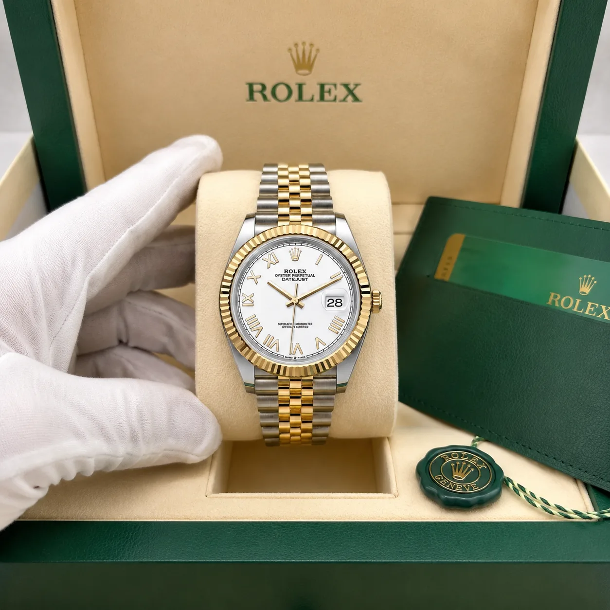 Rolex Datejust m126233-0026 41mm White Dial Yellow Gold Fluted Bezel 904L Stainless Steel and 18K Yellow Gold AI 头图 5 - 包装盒 [ai-shot:box-shot]