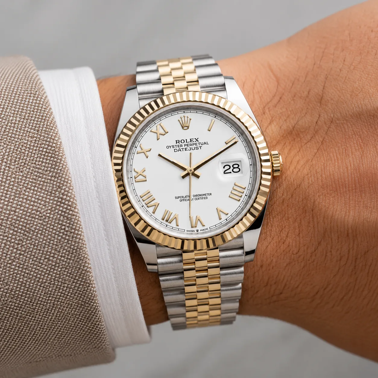 Rolex Datejust m126333-0026 41mm Cal.3235 / 18K 904L Stainless Steel and 18K Yellow Gold AI 头图 4 - 佩戴图 [ai-shot:wrist-shot]