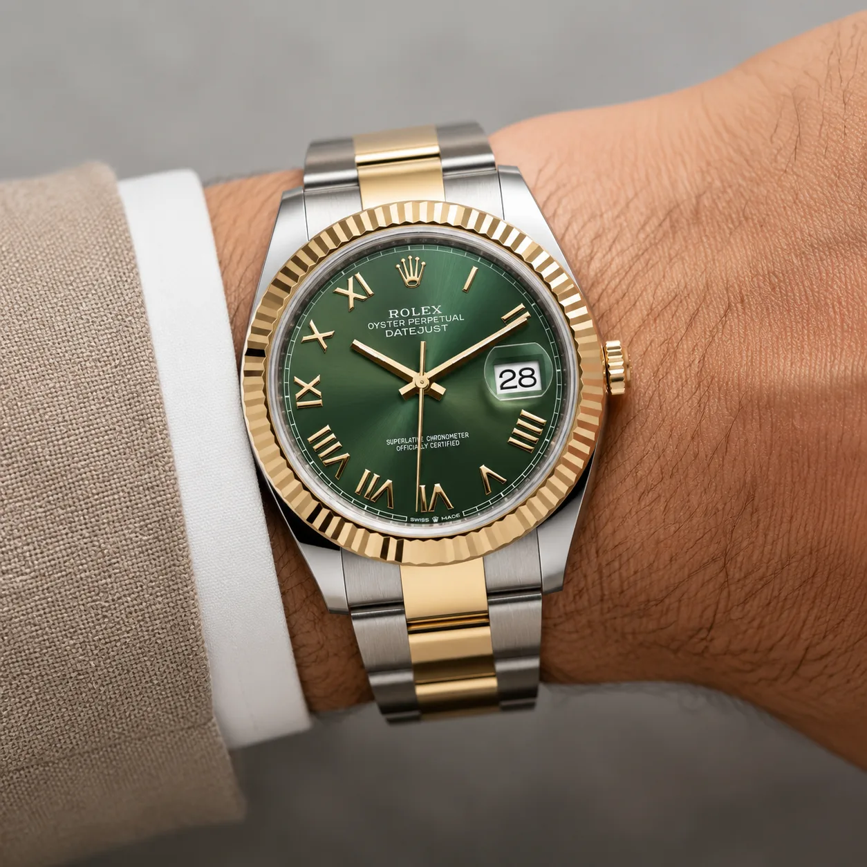 Rolex Datejust m126233-0023 41mm Cal.3235 / 18K 904L Stainless Steel and 18K Yellow Gold AI 头图 4 - 佩戴图 [ai-shot:wrist-shot]