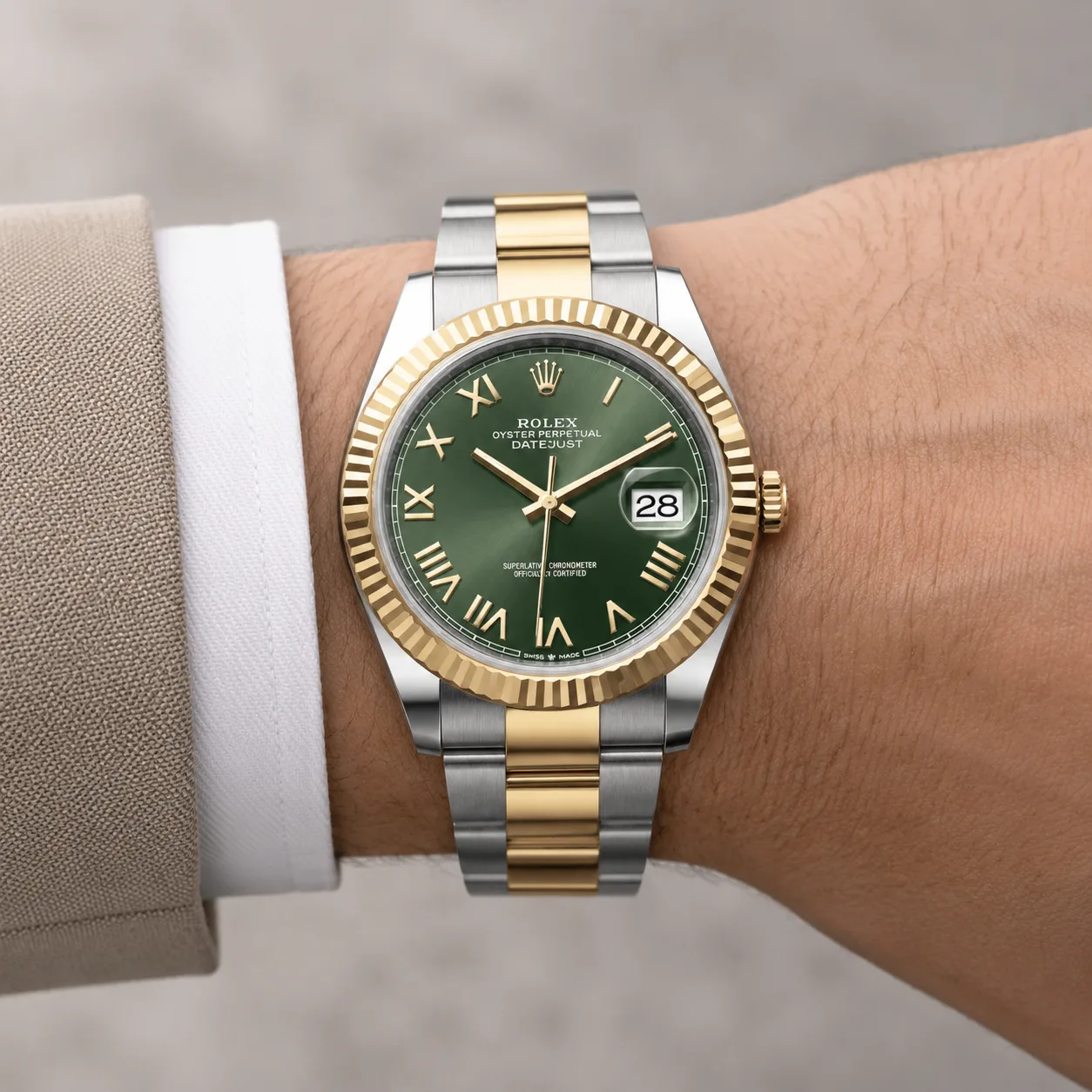 Rolex Datejust m126333-0023 41mm Cal.3235 / 18K 904L Stainless Steel and 18K Yellow Gold AI 头图 4 - 佩戴图 [ai-shot:wrist-shot]