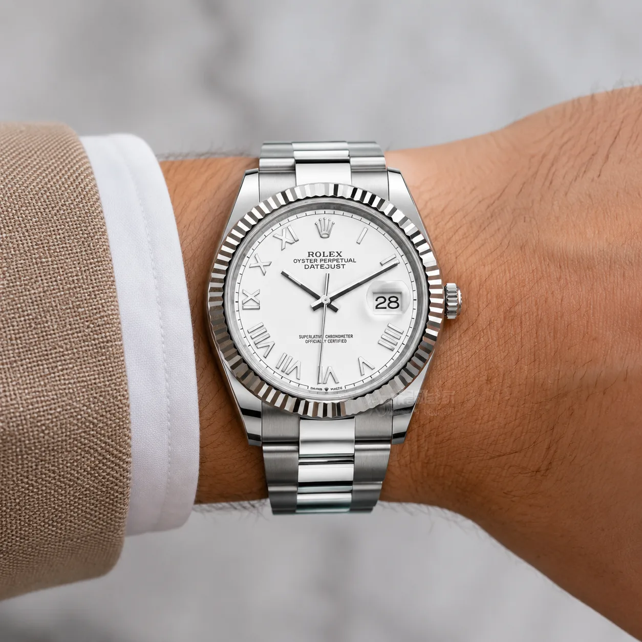 Rolex Datejust m126334-0035 41mm Cal.3235 / 18K 904L Stainless Steel and 18K White Gold AI 头图 4 - 佩戴图 [ai-shot:wrist-shot]