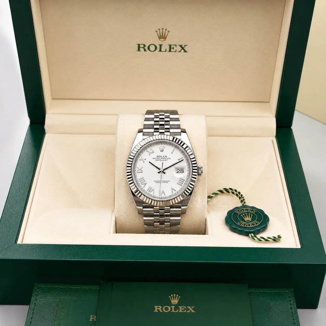 Rolex Datejust m126334-0036 41mm Cal.3235 / 18K 904L Stainless Steel and 18K White Gold AI 头图 5 - 包装盒 [ai-shot:box-shot]