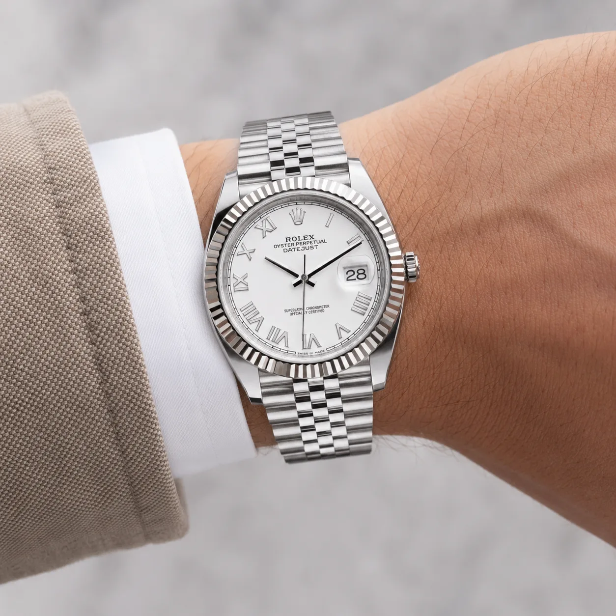Rolex Datejust m126334-0036 41mm Cal.3235 / 18K 904L Stainless Steel and 18K White Gold AI 头图 4 - 佩戴图 [ai-shot:wrist-shot]