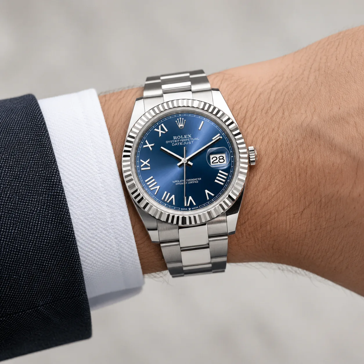 Rolex Datejust m126334-0037 41mm Cal.3235 / 18K 904L Stainless Steel and 18K White Gold AI 头图 4 - 佩戴图 [ai-shot:wrist-shot]