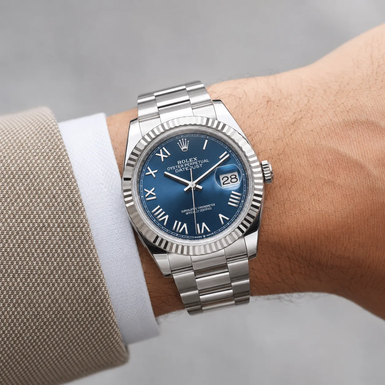 Rolex Datejust m126334-0070 41mm Cal.3235 / 18K 904L Stainless Steel and 18K White Gold AI 头图 4 - 佩戴图 [ai-shot:wrist-shot]