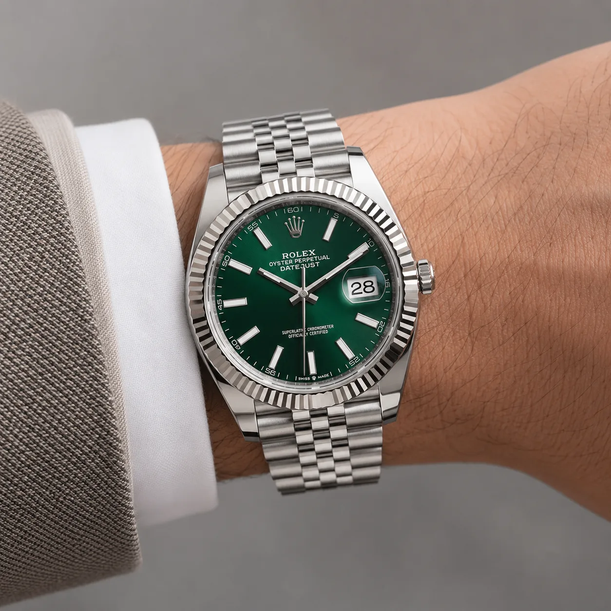 Rolex Datejust m126334-0034 41mm Cal.3235 904L Stainless Steel and 18K White Gold AI 头图 4 - 佩戴图 [ai-shot:wrist-shot]