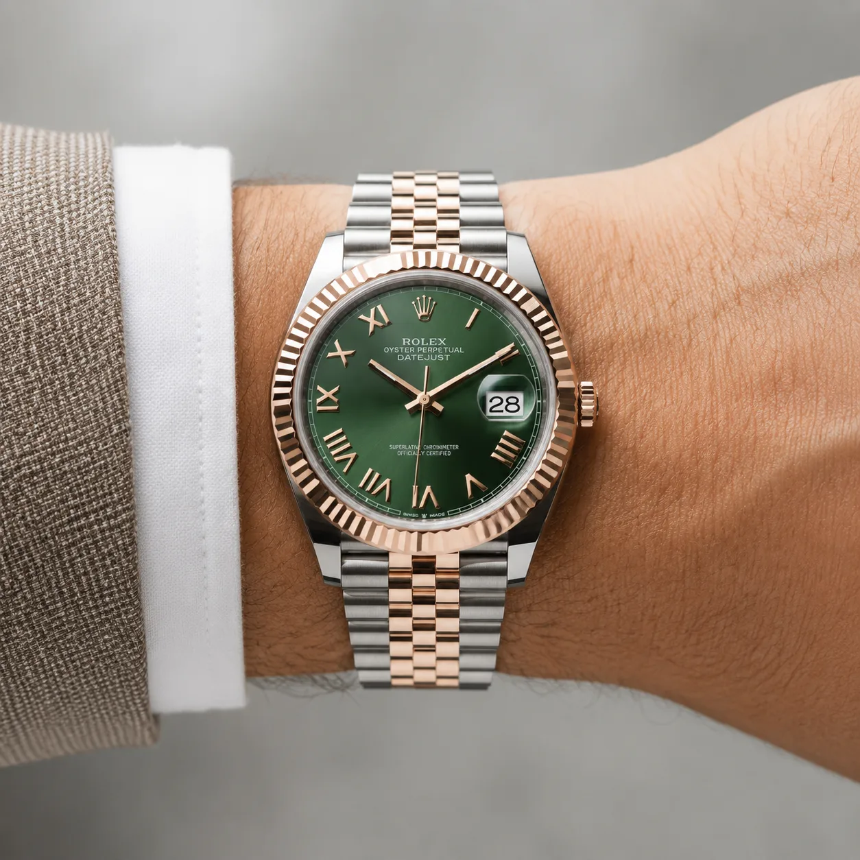 Rolex Datejust m126331-0022 41mm Cal.3235 904L Stainless Steel and 18K Everose Gold AI 头图 4 - 佩戴图 [ai-shot:wrist-shot]