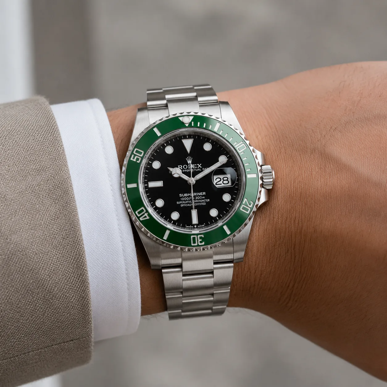 Rolex Submariner m126610LV-0002 41mm Cal.3235 / Cerachrom 904L Stainless Steel AI 头图 4 - 佩戴图 [ai-shot:wrist-shot]