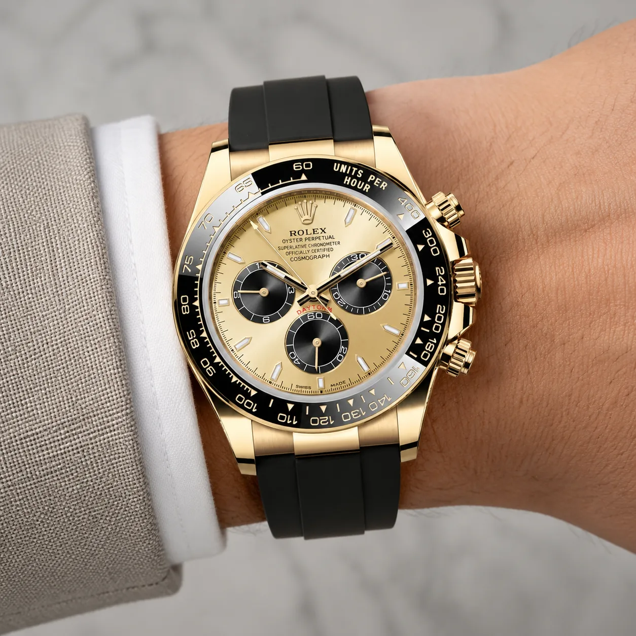 Rolex Cosmograph Daytona m126518LN-0012 40mm Cal.4131 / Cerachrom 18K Yellow Gold AI 头图 4 - 佩戴图 [ai-shot:wrist-shot]