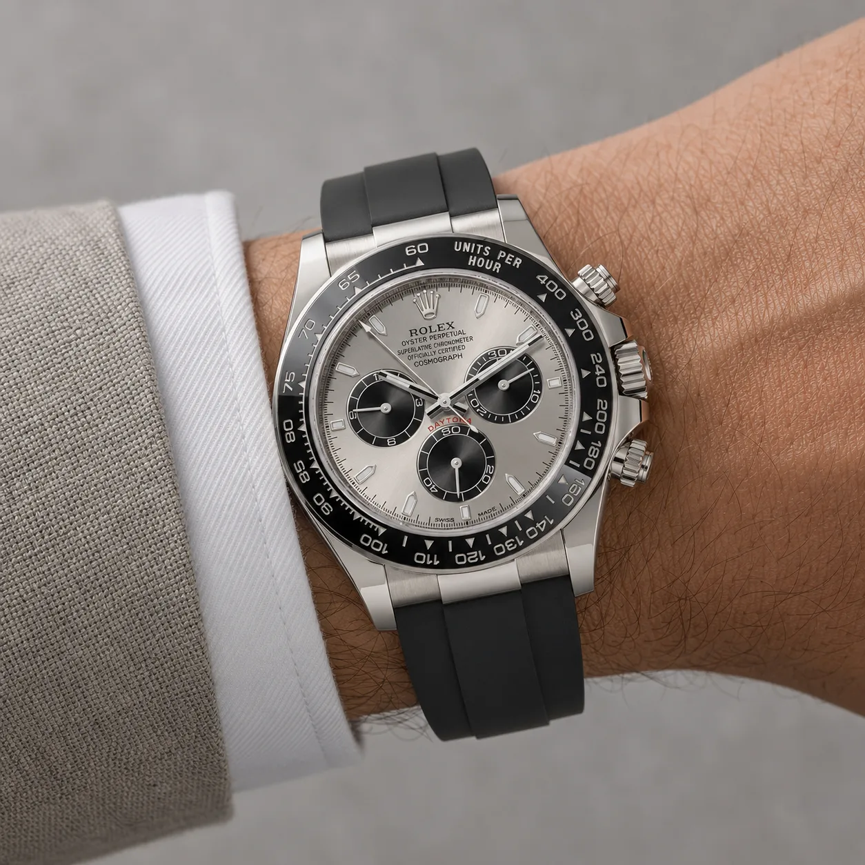 Rolex Cosmograph Daytona m126519LN-0006 40mm Cal.4131 / Cerachrom 18K White Gold AI 头图 4 - 佩戴图 [ai-shot:wrist-shot]