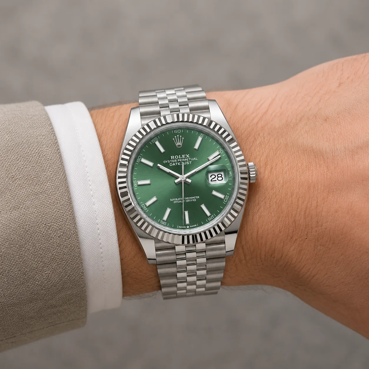Rolex Datejust m126334-0028 41mm Cal.3235 904L Stainless Steel and 18K White Gold AI 头图 4 - 佩戴图 [ai-shot:wrist-shot]